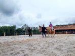 donyusman-pengunjung-menikmati-fun-trip-berkuda-di-wisata-al-qarni-stable.jpg