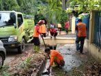 drainase-di-jalan-garuda-dibersihkan-tim-dinas-lingkungan-hidup-banjarbaru-kalsel.jpg