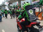 driver-gojek-yang-menggunakan-motor.jpg