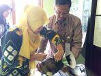 dua-dokter-hewan-disnakbun-banjar-menangani-kucing-piaraan-milik.jpg