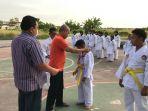 dua-karateka-cilik-ahmad-miyafi-dan-fadel-nabil-ataya-mendapat-medali.jpg