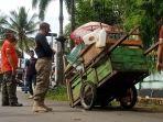 dua-manusia-gerobak-digiring-petugas-satpol-pp-banjarbaru.jpg