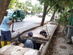 dua-orang-pekerja-drainase_20180829_072002.jpg