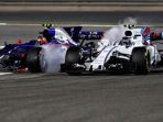 dua-pebalap-lance-stroll-dan-carlos-sainz-tabrakan-di-gp-bahrain-2017_20170417_065607.jpg