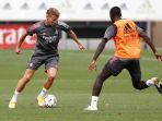 dua-pemain-real-madrid-martin-odegaard-and-ferland-mendy-sedang-berlatih.jpg