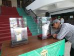 dua-piala-adipura-diletakkan-di-depan-tangga-menuju-aula-kayuh-baimbai-balaikota-banjarmasin_20160725_093809.jpg