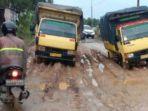 dua-truk-terjebak-lumpur-di-ruas-jalan-sungai-puting-margasari-kabupaten-tapin-11012021.jpg