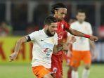 duel-diego-michiels-dan-rohit-chand-saat-laga-persija-jakarta.jpg