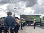 dumtruk-mengangkut-batu-bara-melintas-di-jalan-desa-salino-kecamatan-pulaulaut-tengah-kotabaru.jpg