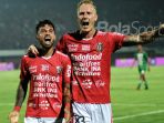 duo-pemain-bali-united-stefano-lilipaly-kiri-dan-nick-van-der-velden_20180328_074819.jpg