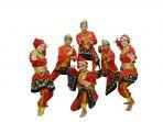 duta-pemuda-kalsel-menampilkan-tarian.jpg