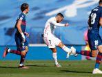 eden-hazard-mencetak-gol-saat-real-madrid-vs-huesca-liga-spanyol.jpg