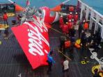 ekor-pesawat-airasia-qz8501-ditemukan-dan-diangkat-ke-kapal-crest-onyx-di-selat-karimat.jpg