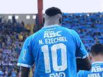 ekspresi-ezechiel-ndouassel-saat-pertandingan-persib-bandung-melawan-persiwa.jpg