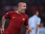 ekspresi-pemain-as-roma-radja-nainggolan-usai-mencetak-gol-saat-melawan-lazio_20180203_074254.jpg