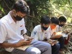 empat-pelajar-sekolah-di-jalan-nangka-gang-stial-terpaksa-nebeng-wifi.jpg