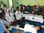 empat-pelajar-smpn1-rantau-memeragakan-cara-menangani-korban-patah-kaki_20171011_174946.jpg
