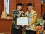 enjabat-Bupati-Barito-Kuala-Mujiyat-yang-menerima-penghargaan-dari-Gubernur-Kalsel.jpg