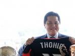 erick-thohir-pamer-kaus.jpg