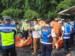 evakuasi-kantong-jenazah-kejadian-kecelakaan-beruntun-di-KM-58-Jalan-Tol-Jakarta-Cikampek.jpg