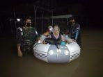 evakuasi-korban-terjebak-banjir-lebih-mengutamakan-para-lansia-dan-warga-ya.jpg