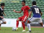 evan-dimas-saat-diadang-dua-pemain-bertahan-kamboja_20170825_090815.jpg