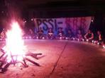 fans-barito-putera-bakar-lilin-dan-ban-stadion-17-mei_20150426_225332.jpg