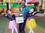 farah-bersama-indira-dan-pelatih-setelah-meraih-juara-pantomim-se-kota-banjarmasin-25-februari-2021.jpg