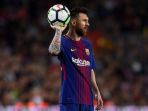 fc-barcelona-lionel-messi-bersiap-mengoper-bola-dalam-laga-liga-spanyol_20171109_064619.jpg