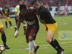 ferdinand-sinaga-sat-dikawal-pemain-belakang-barito-putera_20171030_052233.jpg