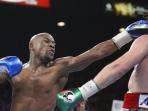 floyd-mayweather-kiri-melayangkan-tinju-pada-canelo-alvarez.jpg