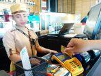 foto-penggunaan-kartu-atm-di-salah-satu-merchant-di-kalsel.jpg