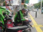 foto-seorang-driver-ojek-online-ojol-sedang-membaca-alquran.jpg