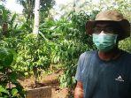 founder-biji-kopi-borneo-dwi-putra-kurniawan-di-kebun-edukasi-kopi.jpg