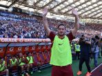 francesco-totti-membalas-aplaus-suporter-di-stadion-olimpico_20170529_055900.jpg