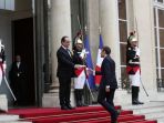francois-hollande-menerima-emmanuel-macron-di-halaman-depan-istana-presiden_20170514_182155.jpg