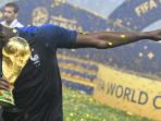 gaya-paul-pogba-saat-memegang-trofi-piala-dunia-2018_20180719_061848.jpg