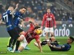 gelandang-ac-milan-asal-italia-sandro-tonali-tengah-berebut-bola-dengan-gelandang-inter-milan.jpg