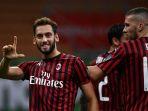gelandang-ac-milan-hakan-calhanoglu-merayakan-gol-kontra-bologna.jpg