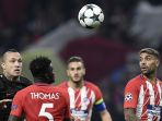 gelandang-as-roma-radja-nainggolan-kiri-berebut-bola-dengan-pemain-atletico-madrid-thomas_20171124_081200.jpg
