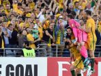 gelandang-australia-mile-jedinak-kiri-merayakan-gol-yang-dia-cetak-ke-gawang-honduras_20171116_053946.jpg