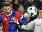 gelandang-basel-renato-steffen-kiri-berduel-dengan-bek-manchester-united-marcos-rojo_20171123_072045.jpg