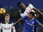 gelandang-chelsea-pedro-rodriguez-depan-berduel-dengan-gelandang-tottenham-hotspur.jpg