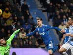 gelandang-juventus-aaron-ramsey-mencetak-gol-kedua-untuk-timnya-melewati-kiper-spal.jpg
