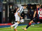 gelandang-juventus-italia-federico-chiesa-kiri-memperebutkan-bola.jpg