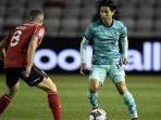 gelandang-liverpool-jepang-takumi-minamino-kanan-mengontrol-bola.jpg
