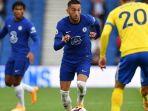 gelandang-maroko-chelsea-hakim-ziyech-tengah-berlari-dengan-bola-selama-pertandingan.jpg