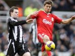 gelandang-newcastle-united-danny-guthrie-berduel-lawan-pemain-liverpool-xabi-alonso_20180320_071821.jpg