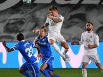 gelandang-real-madrid-jerman-toni-kroos-c-melompat-untuk-bola-selama-pertandingan.jpg