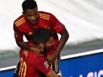 gelandang-spanyol-ferran-torres-merayakan-dengan-penyerang-spanyol-ansu-fati.jpg